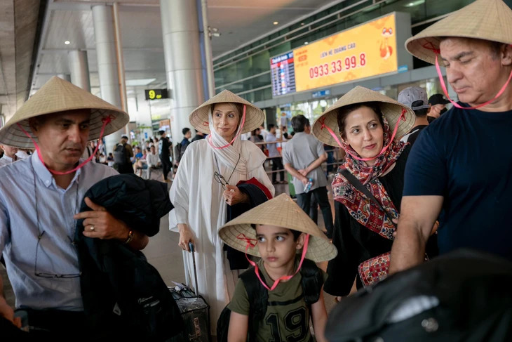 Passengers from a direct charter flight operated by Iran’s Meraj Airlines at Tan Son Nhat International Airport in Ho Chi Minh City, Vietnam, March 19, 2025, after they received their gifted ‘non la,’ Vietnamese traditional conical hats. Photo: Asia DMC