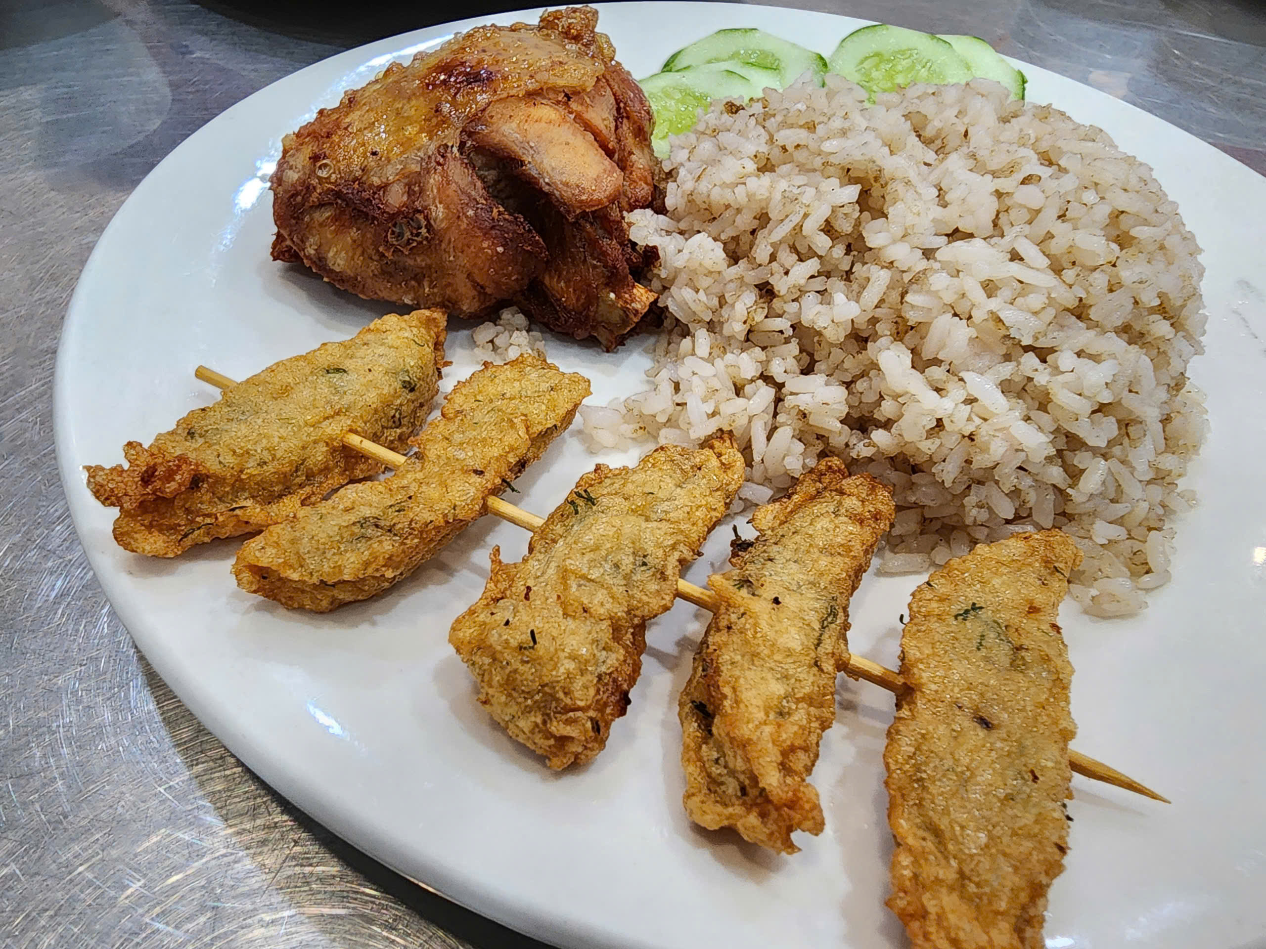 Modest fried chicken rice diner in Ho Chi Minh City wins loyal customers with flavor, kindness