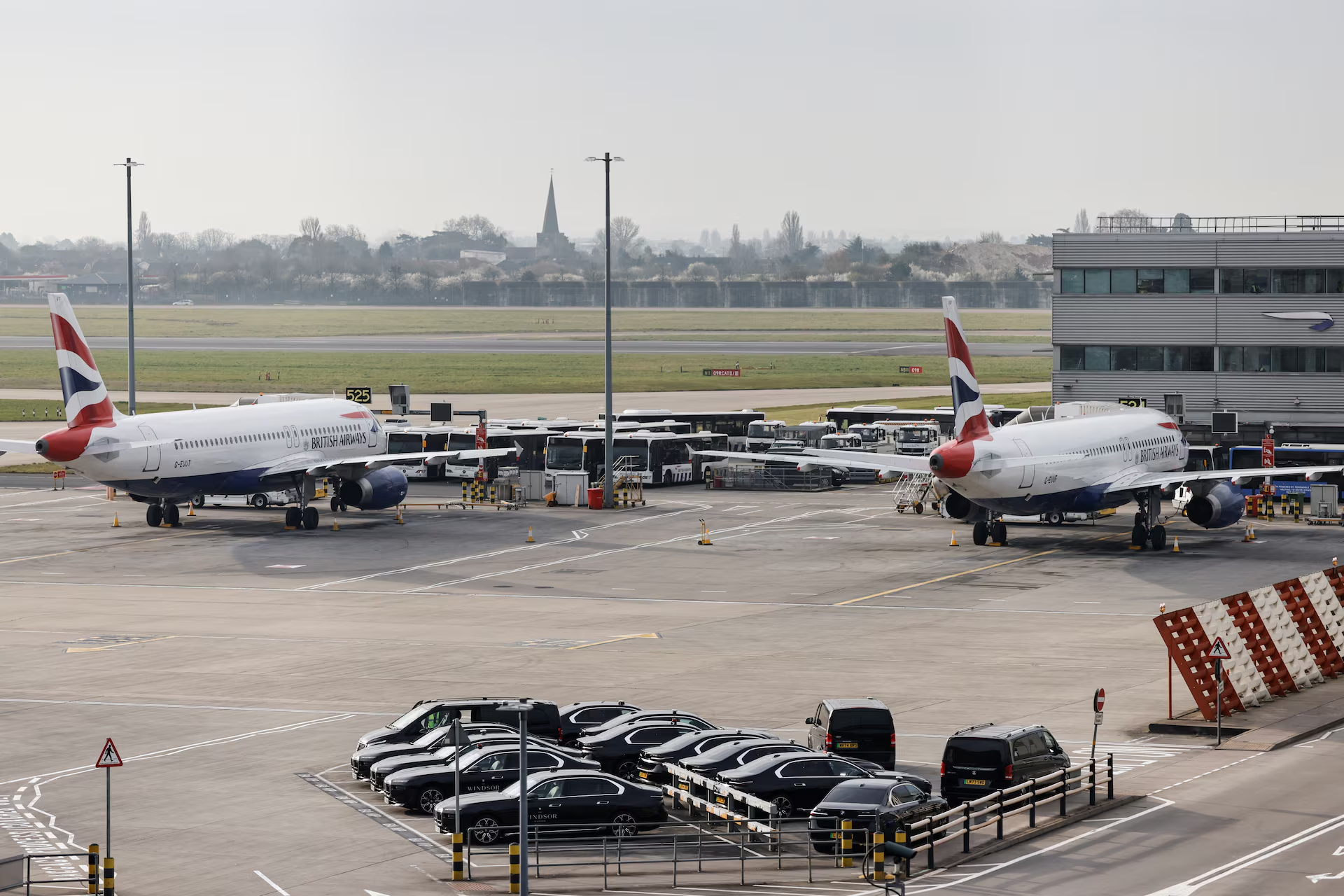 Airplanes remain parked on the tarmac at Heathrow International Airport after a fire at a nearby electrical substation wiped out the power at the airport, near London, Britain, March 21, 2025. Photo: Reuters