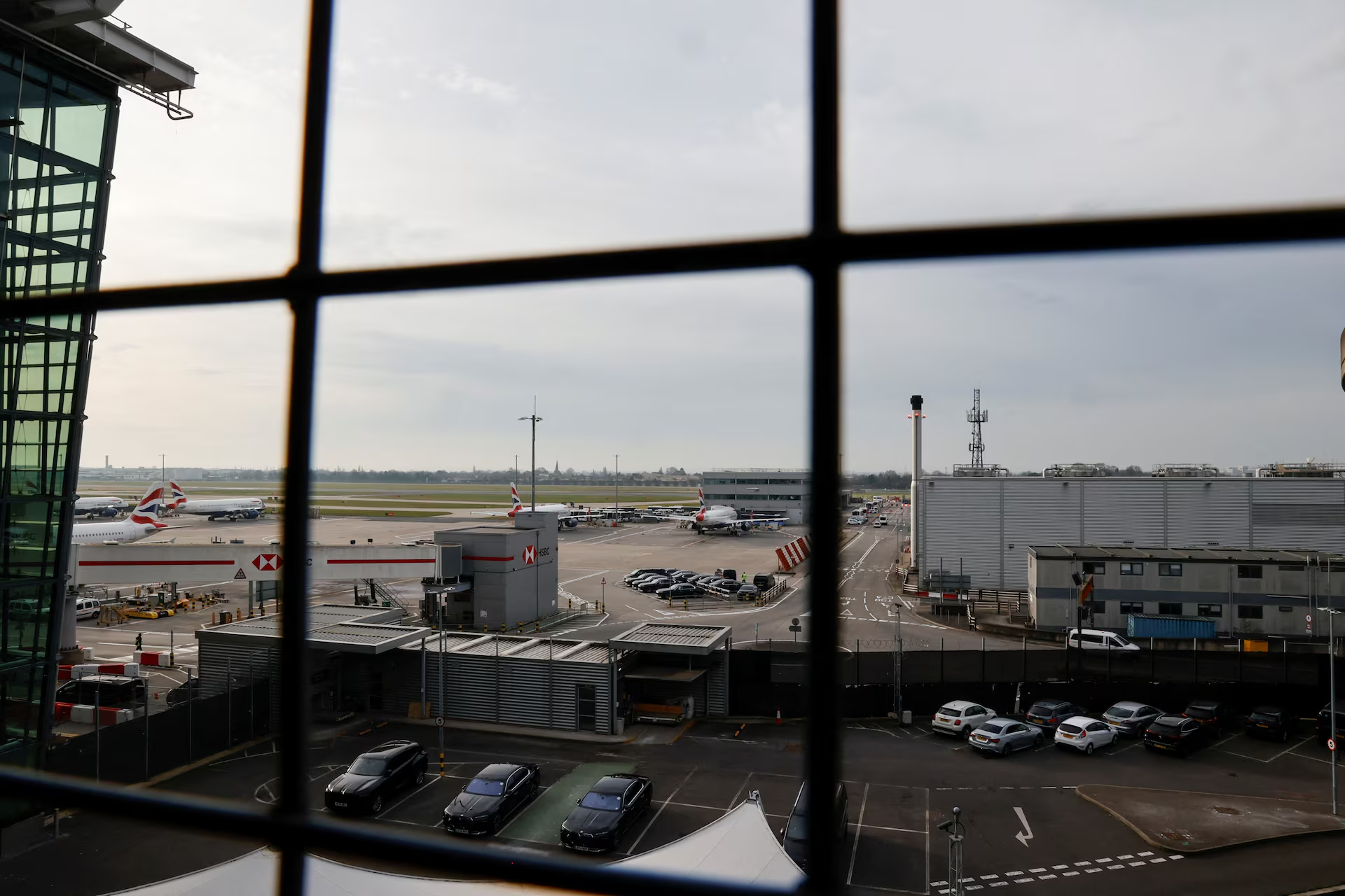 Airplanes remain parked on the tarmac at Heathrow International Airport after a fire at a nearby electrical substation wiped out the power at the airport, near London, Britain, March 21, 2025. Photo: Reuters