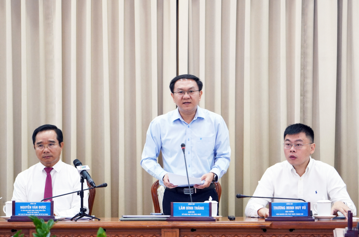 Director of the Ho Chi Minh City Department of Science and Technology Lam Dinh Thang (standing) speaks at the workshop. Photo: Nguyen Anh / Tuoi Tre