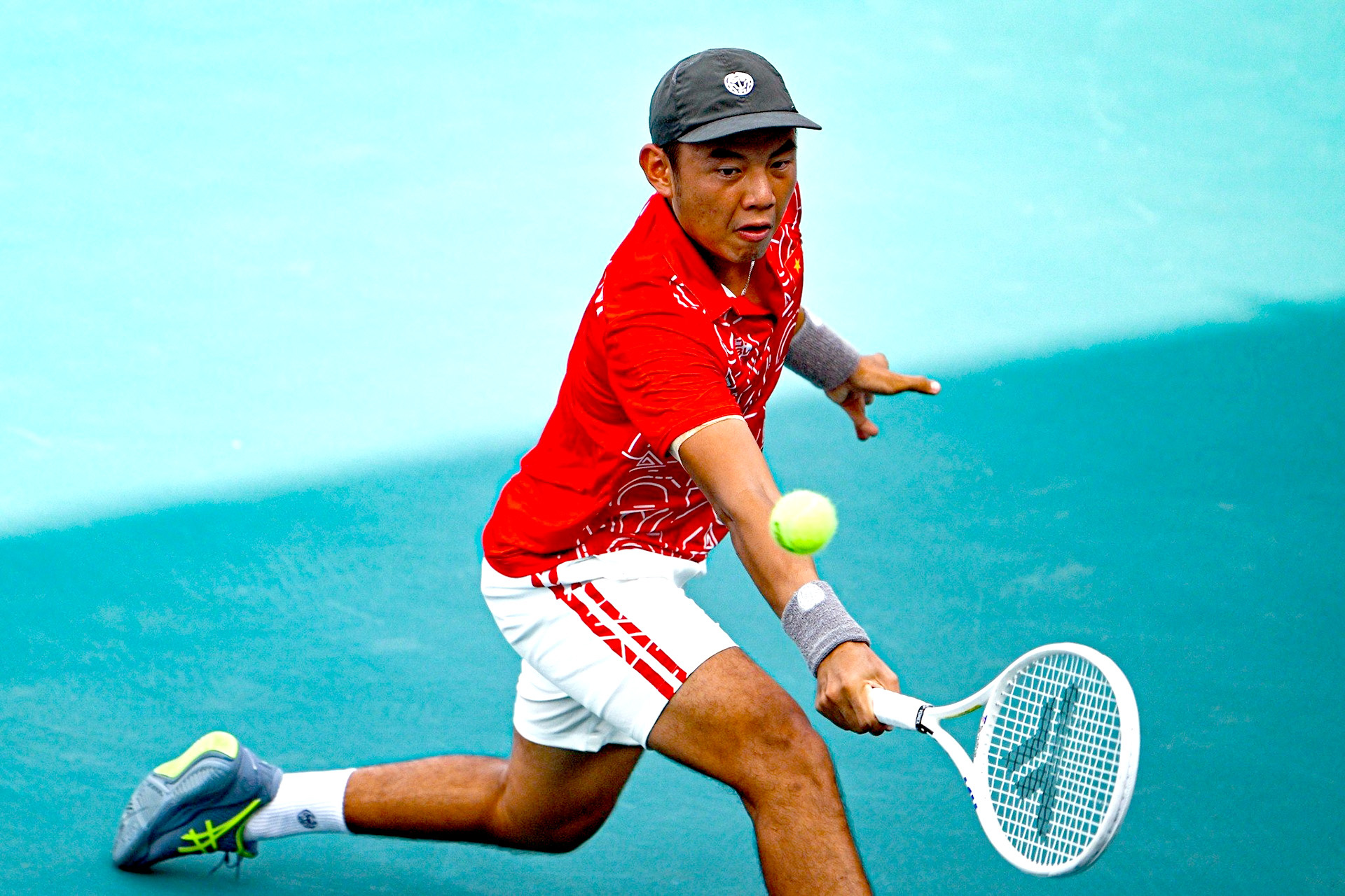 Leading Vietnamese tennis player Ly Hoang Nam competes in a tournament. Photo: Tuoi Tre