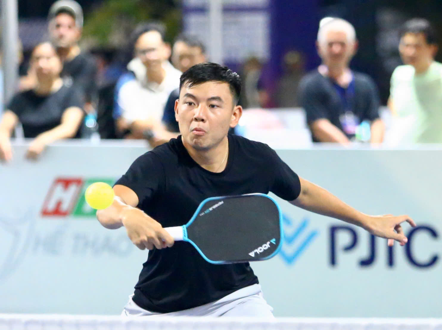 Leading Vietnamese tennis player Ly Hoang Nam competes in a pickleball tournament. Photo: Tuoi Tre