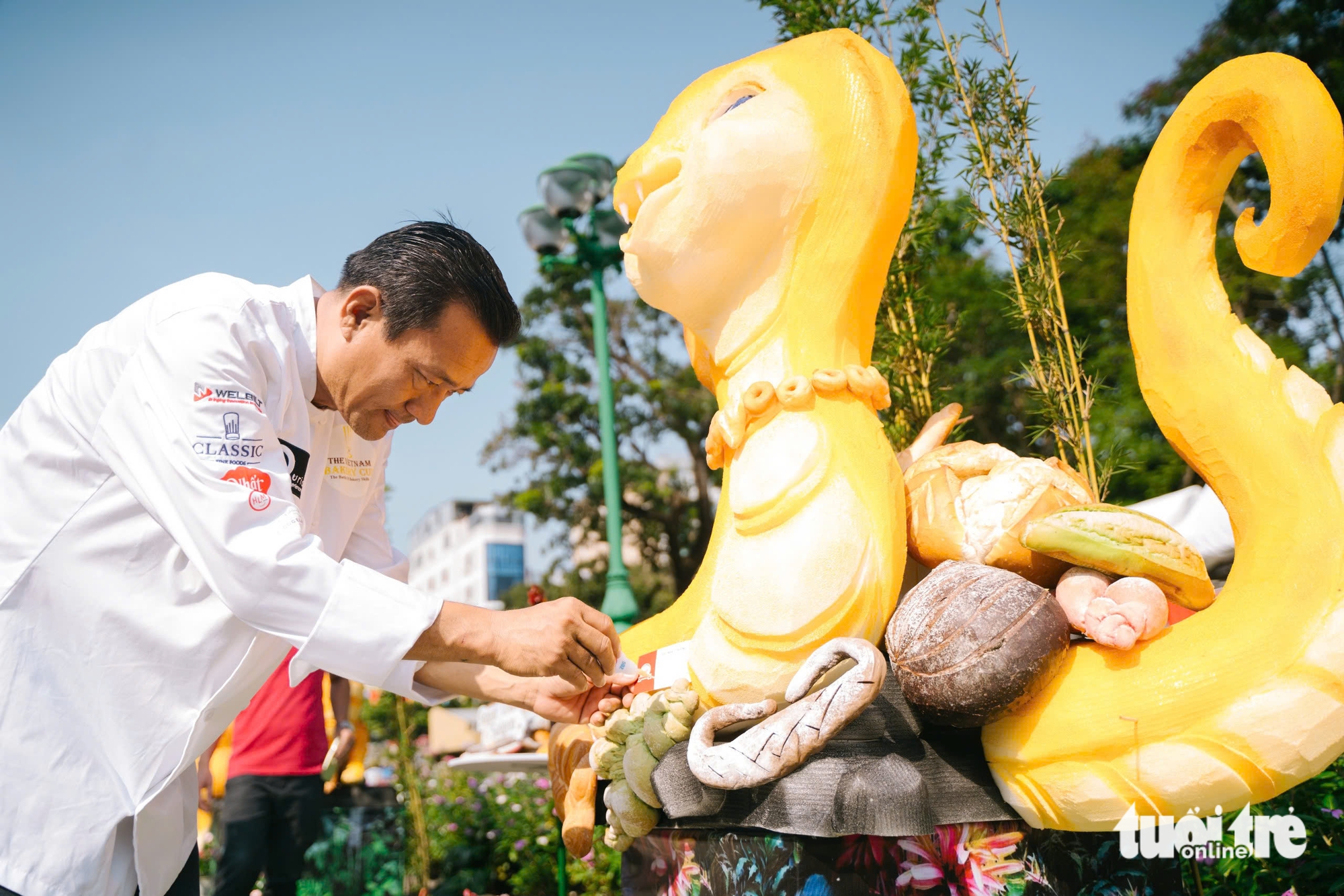 A snake model made entirely of 'bánh mì' at the third Vietnam Bánh Mì Festival at Le Van Tam Park in District 1, Ho Chi Minh City, March 21, 2025. Photo: Thanh Hiep / Tuoi Tre