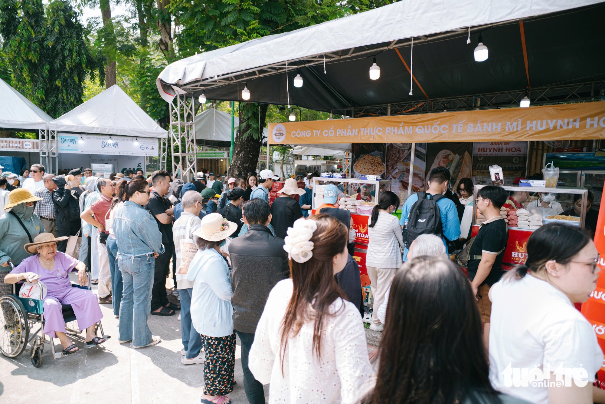 Visitors crowd Huynh Hoa 'bánh mì' stall at the third Vietnam Bánh Mì Festival at Le Van Tam Park in District 1, Ho Chi Minh City, March 21, 2025. Photo: Thanh Hiep / Tuoi Tre