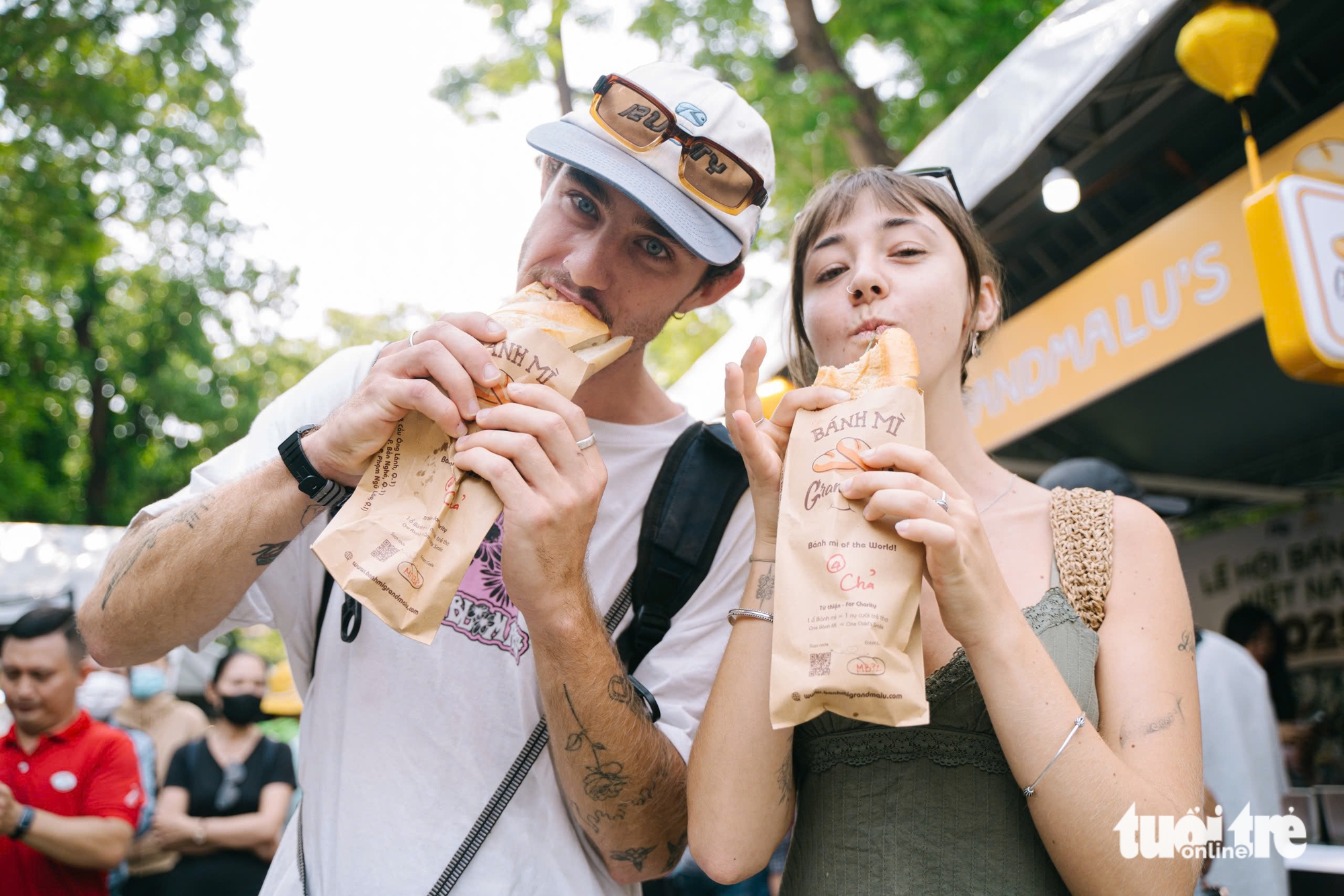 International visitors enjoy 'bánh mì' (Vietnamese baguette sandwich) at the third Vietnam Bánh Mì Festival, held at Le Van Tam Park in District 1, Ho Chi Minh City, March 21, 2025. Photo: Tuoi Tre