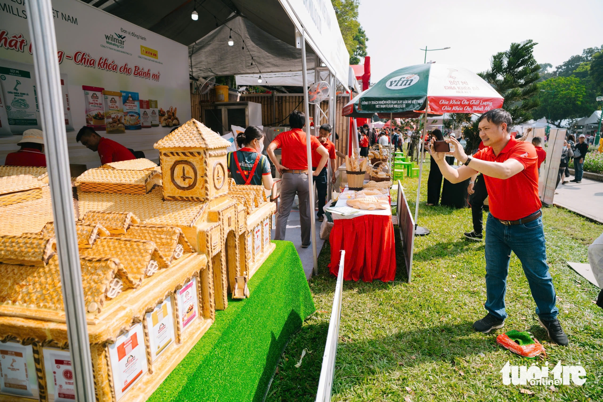 A model of Ben Thanh Market made entirely of 'bánh mì' at the third Vietnam Bánh Mì Festival at Le Van Tam Park in District 1, Ho Chi Minh City, March 21, 2025. Photo: Thanh Hiep / Tuoi Tre