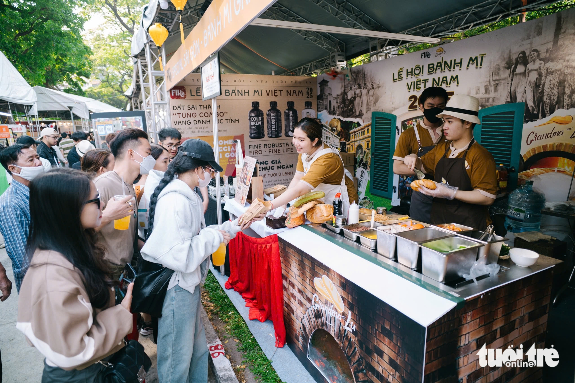 Visitors wait to buy 'bánh mì' from Grandma Lu at the third Vietnam Bánh Mì Festival at Le Van Tam Park in District 1, Ho Chi Minh City, March 21, 2025. Photo: Thanh Hiep / Tuoi Tre