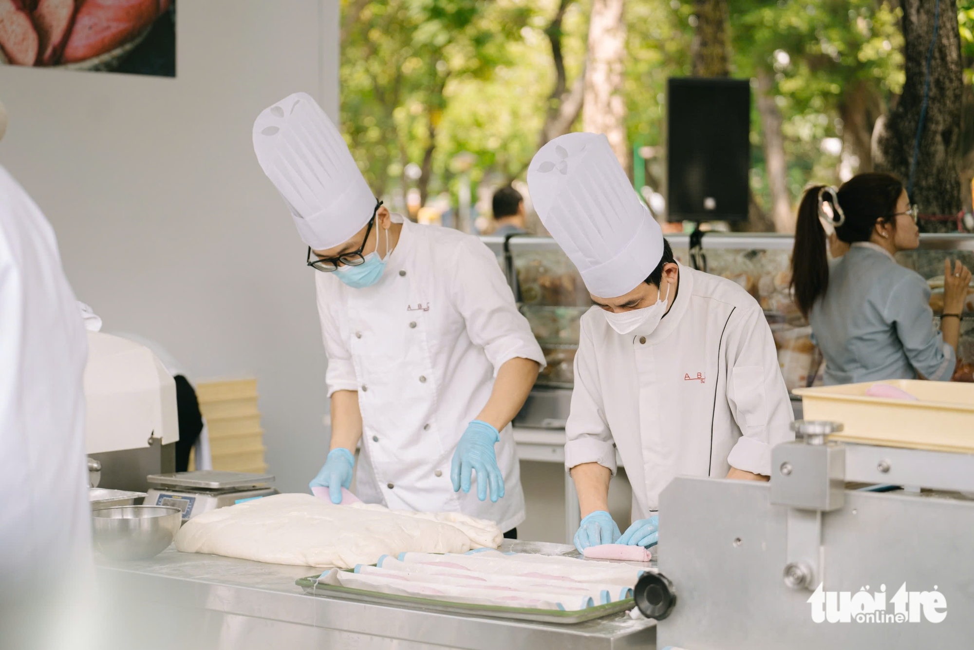 ABC Bakery bakers prepare 'bánh mì' made from dragon fruit at the third Vietnam Bánh Mì Festival at Le Van Tam Park in District 1, Ho Chi Minh City, March 21, 2025. Photo: Thanh Hiep / Tuoi Tre