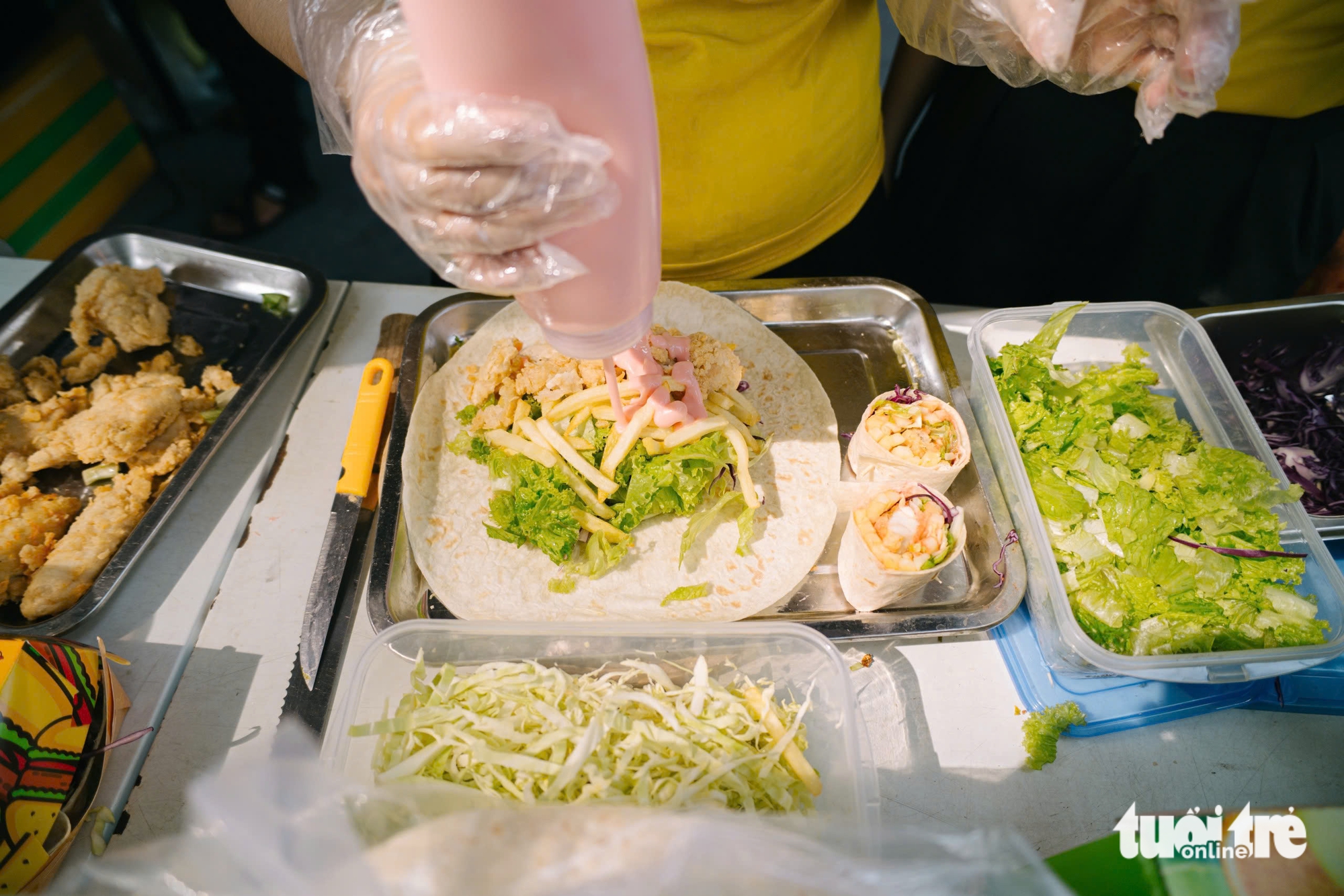 A baker prepares a corn flour flatbread at the third Vietnam Bánh Mì Festival at Le Van Tam Park in District 1, Ho Chi Minh City, March 21, 2025. Photo: Thanh Hiep / Tuoi Tre