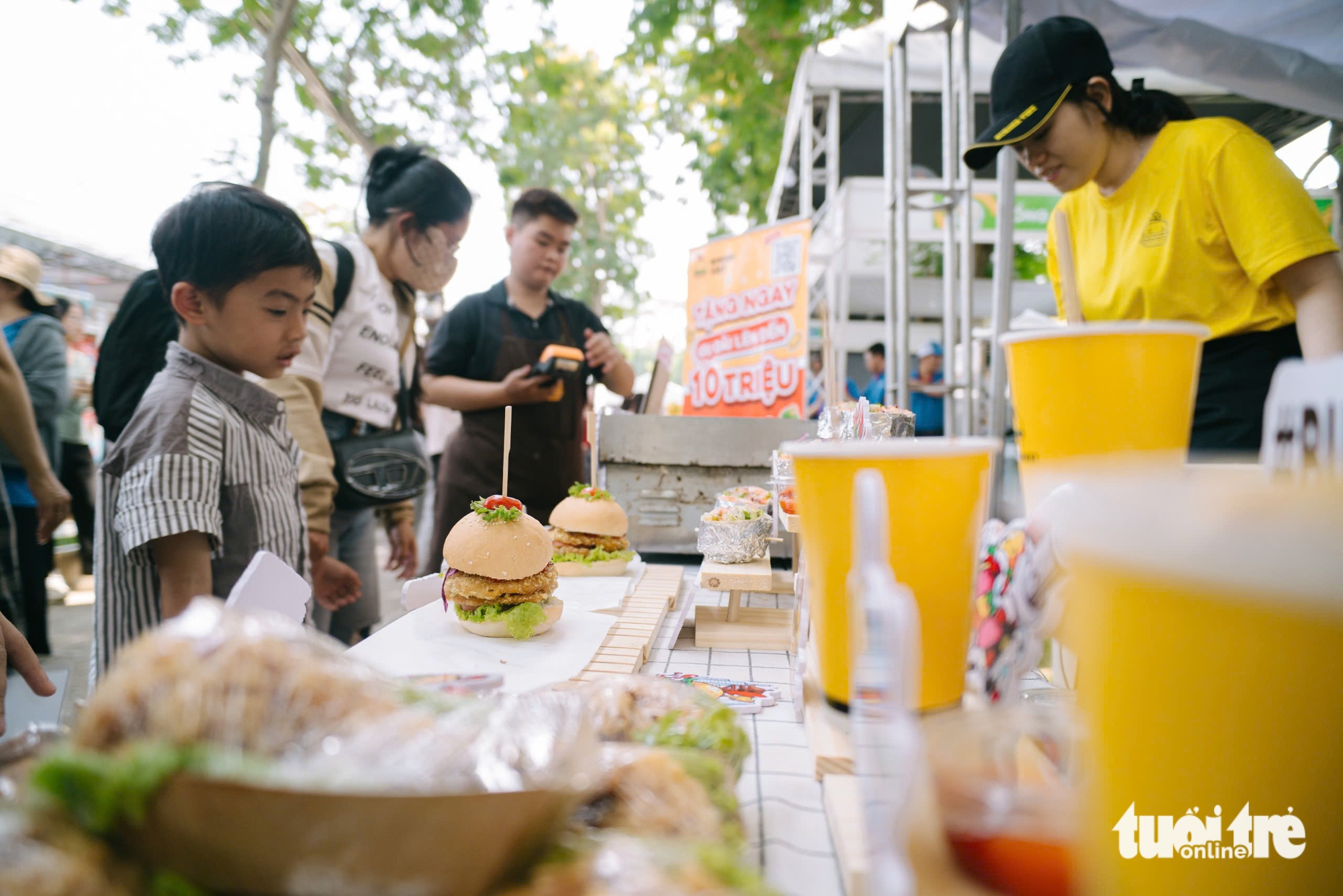 Hamburgers offered to visitors at the third Vietnam Bánh Mì Festival at Le Van Tam Park in District 1, Ho Chi Minh City, March 21, 2025. Photo: Thanh Hiep / Tuoi Tre