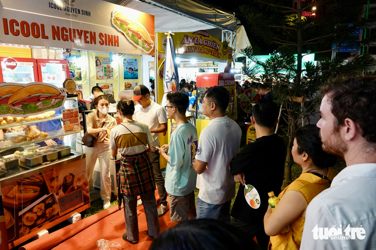 Visitors wait in line to buy 'bánh mì' from Icool Nguyen Sinh at the third Vietnam Bánh Mì Festival at Le Van Tam Park in District 1, Ho Chi Minh City, March 21, 2025. Photo: T.T.D. / Tuoi Tre