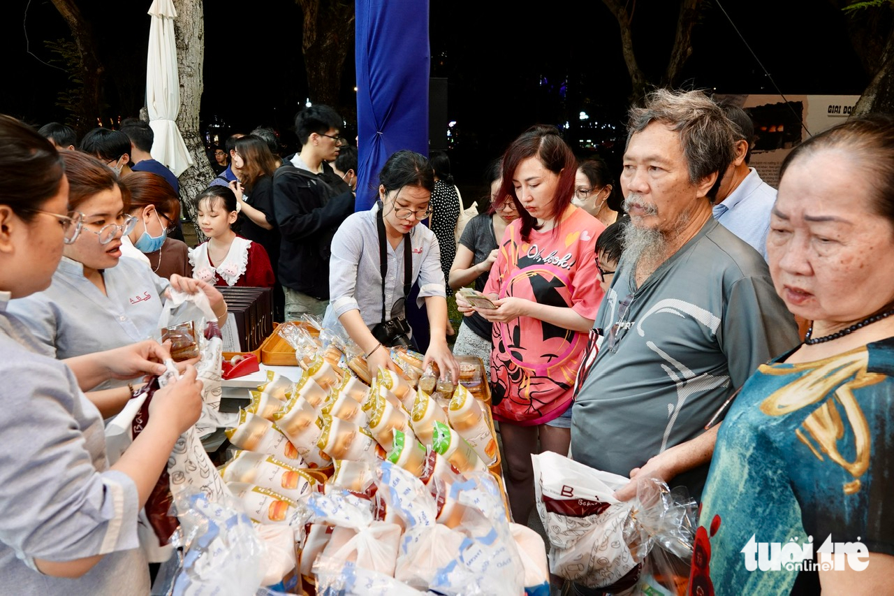 Visitors buy sweetbreads from Asia Bakery - Confectionery JSC at the third Vietnam Bánh Mì Festival at Le Van Tam Park in District 1, Ho Chi Minh City, March 21, 2025. Photo: T.T.D. / Tuoi Tre