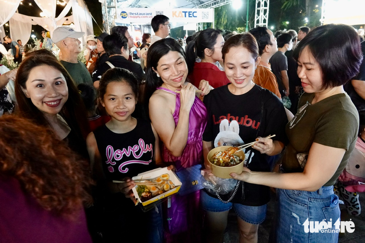 A family enjoys food at the third Vietnam Bánh Mì Festival at Le Van Tam Park in District 1, Ho Chi Minh City, March 21, 2025. Photo: T.T.D. / Tuoi Tre