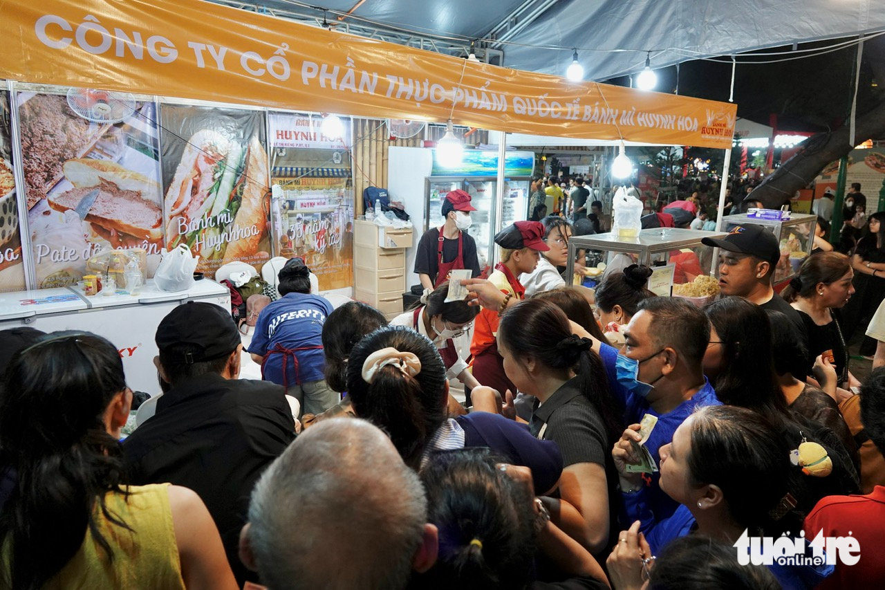 Visitors crowd Huynh Hoa 'bánh mì' stall at the third Vietnam Bánh Mì Festival at Le Van Tam Park in District 1, Ho Chi Minh City, March 21, 2025. Photo: T.T.D. / Tuoi Tre