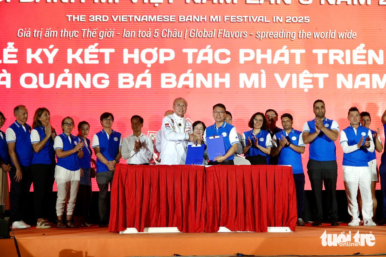 The Australia-Vietnam Trade and Investment Promotion and the Vietnam Bakery Association sign an agreement to organize a 'bánh mì' festival in Sydney at the third Vietnam Bánh Mì Festival at Le Van Tam Park in District 1, Ho Chi Minh City, March 21, 2025. Photo: T.T.D. / Tuoi Tre