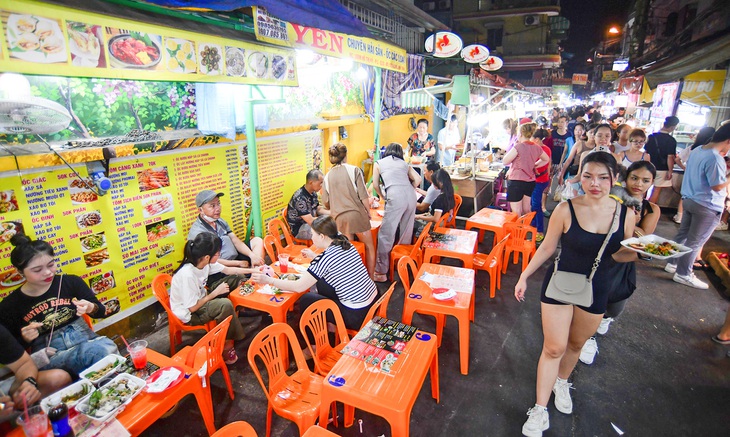 A night-time food street in District 10, Ho Chi Minh City. Photo: Quang Dinh / Tuoi Tre