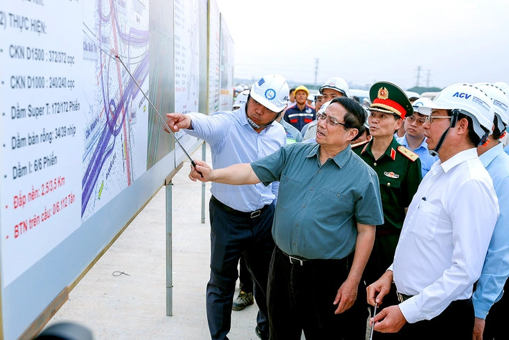 Vietnamese Prime Minister Pham Minh Chinh examines a map showing the layout of Long Thanh International Airport under construction in Dong Nai Province, southern Vietnam, March 20, 2025. Photo: VGP