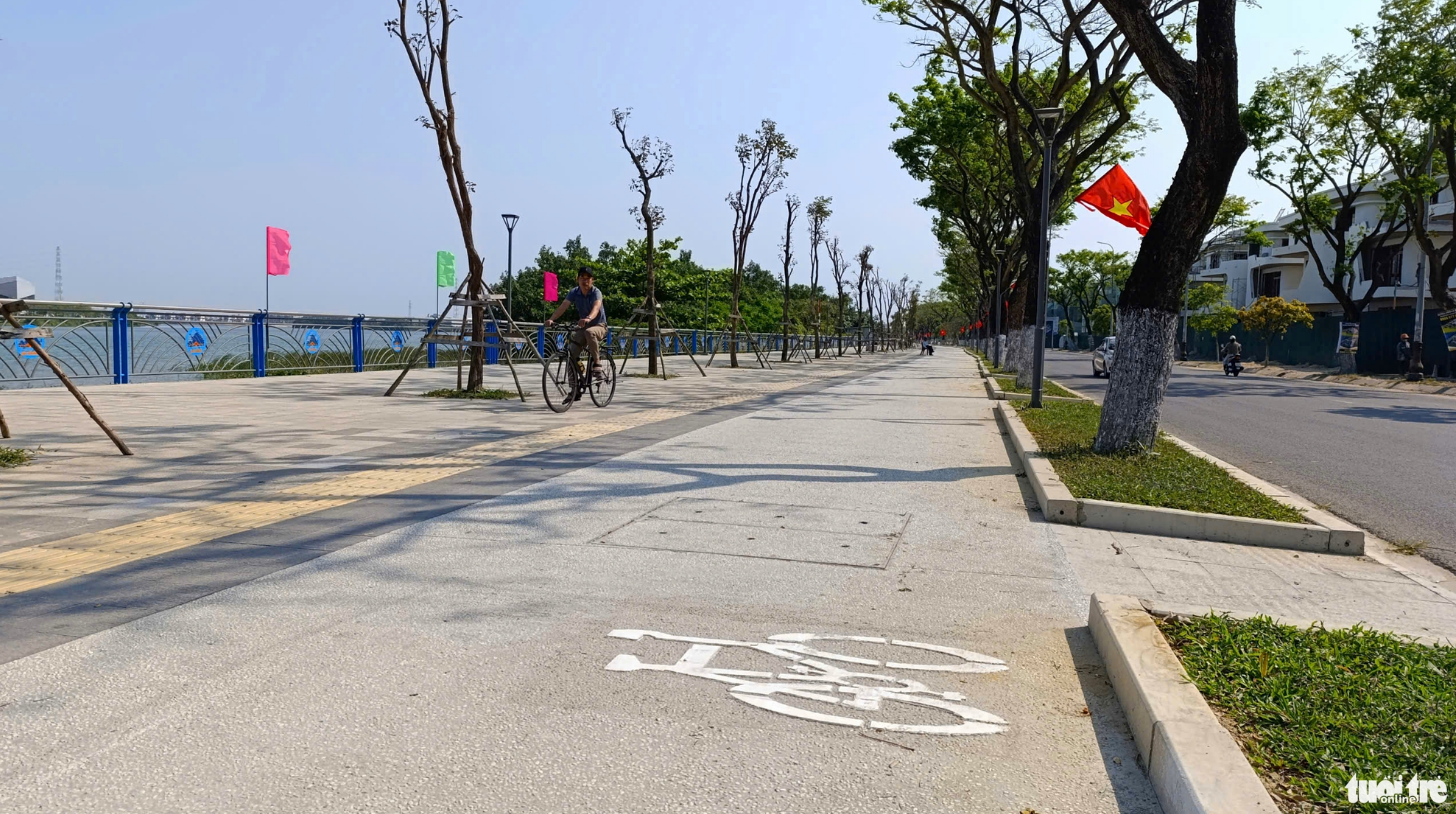 A lane for bicycles along the riverside sidewalk in Da Nang City. Photo: Doan Cuong / Tuoi Tre