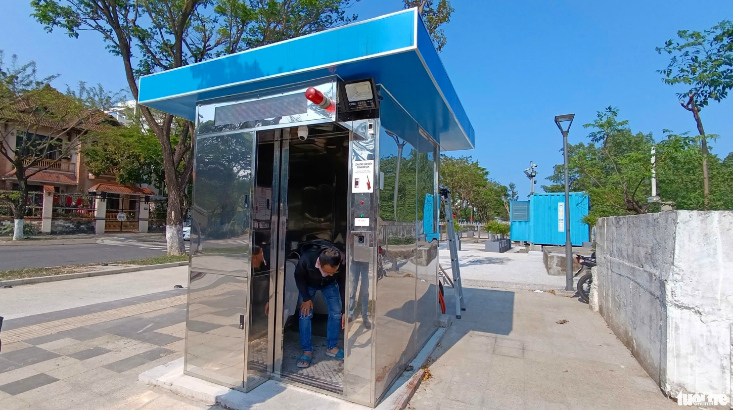 Technicians check restrooms on a riverside sidewalk in Da Nang City. Photo: Doan Cuong / Tuoi Tre