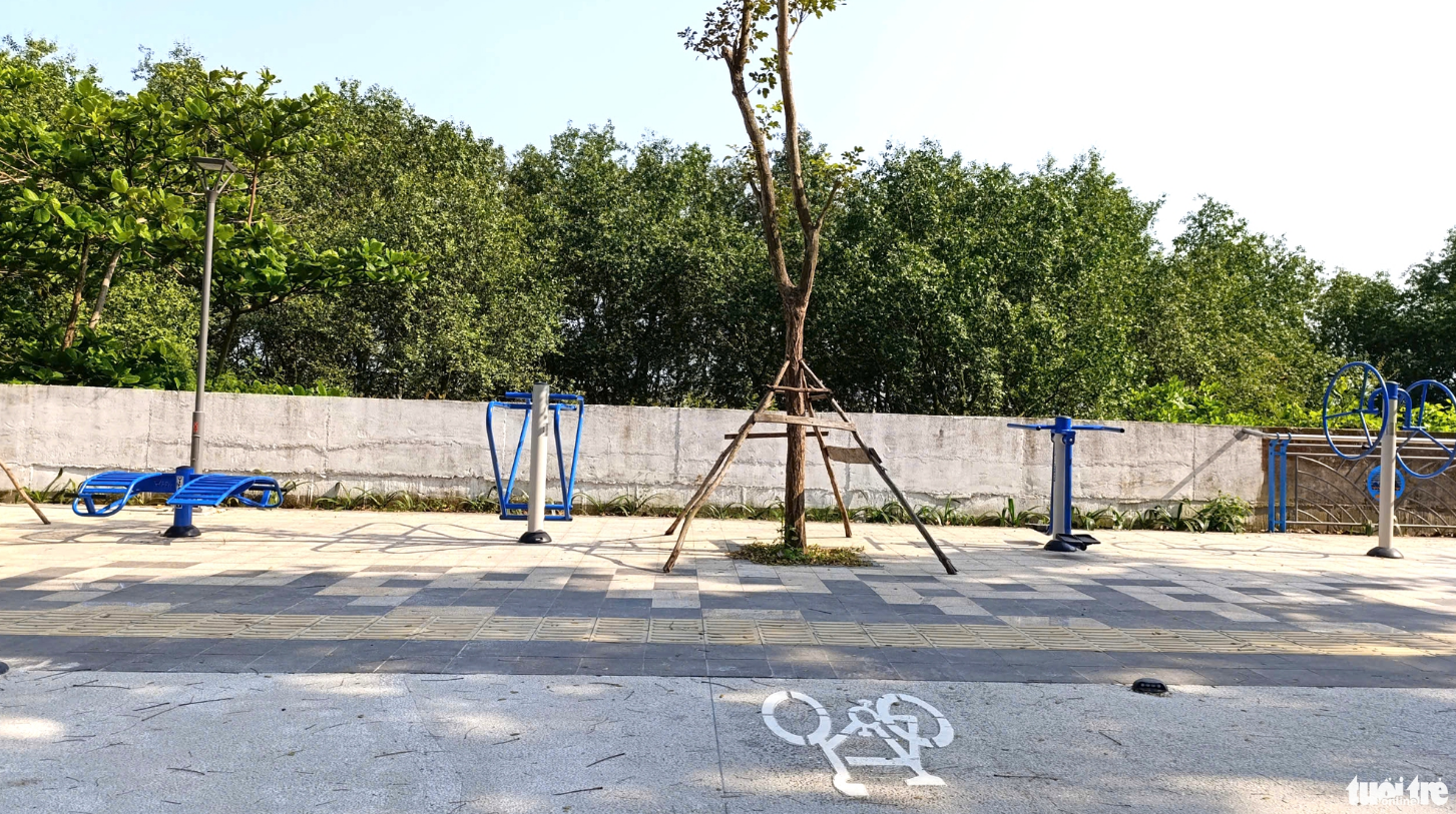 The riverside sidewalk on Thang Long Street in Da Nang City is equipped with fitness equipment. Photo: Doan Cuong / Tuoi Tre