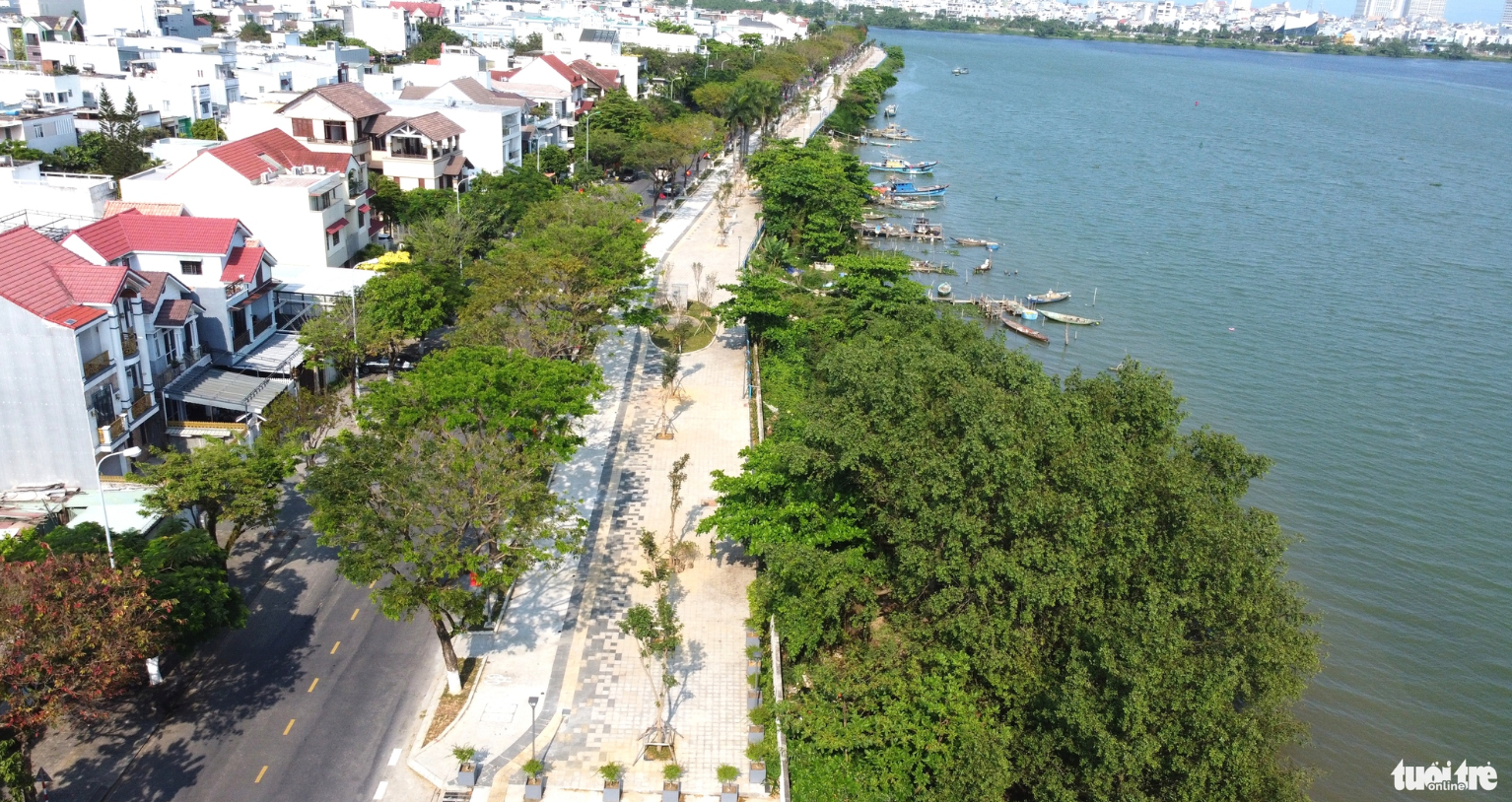 The riverside sidewalk of Thang Long Street in Da Nang City gets a makeover. Photo: Doan Cuong / Tuoi Tre