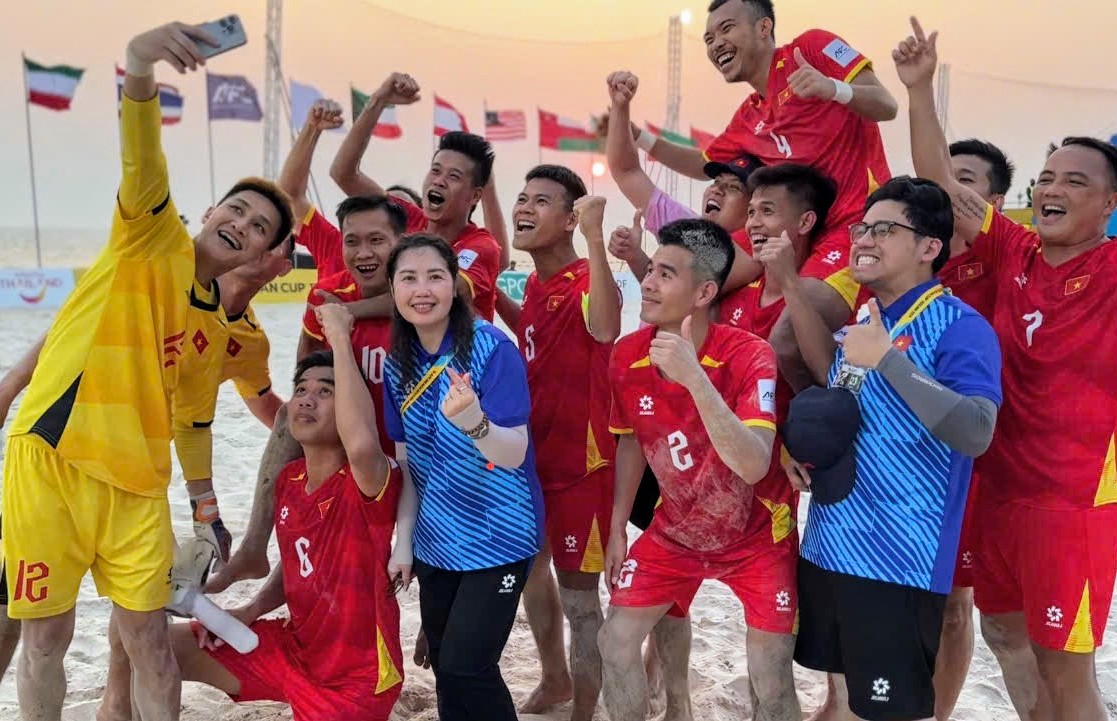 Vietnamese beach soccer team pose for a photo after their 4-2 victory over Bahrain in match 2 of Group D at the AFC Beach Soccer Asian Cup 2025 in Pattaya, Thailand, March 23, 2205. Photo: Vietnam Football Federation