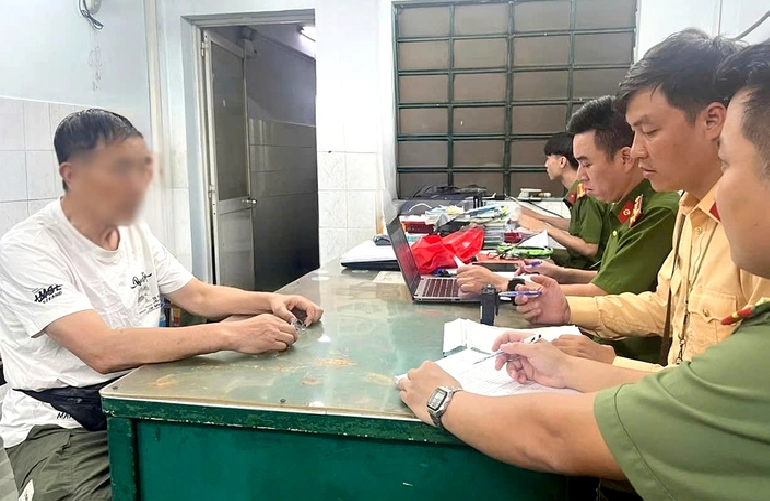 75-year-old Chinese man fined for riding electric suitcase on Ho Chi Minh City street