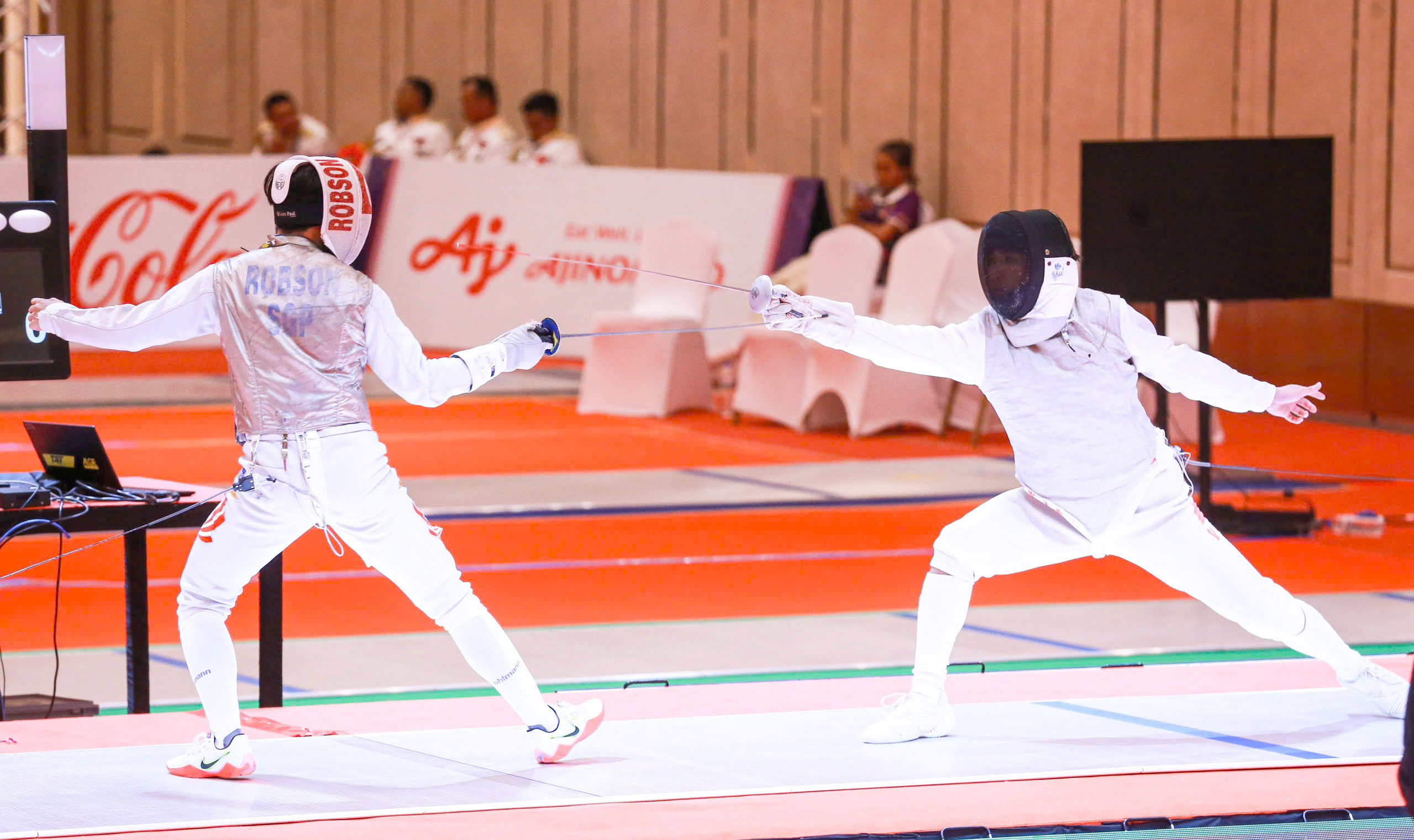 Vietnamese fencers compete in a match. Photo: Nam Tran / Tuoi Tre